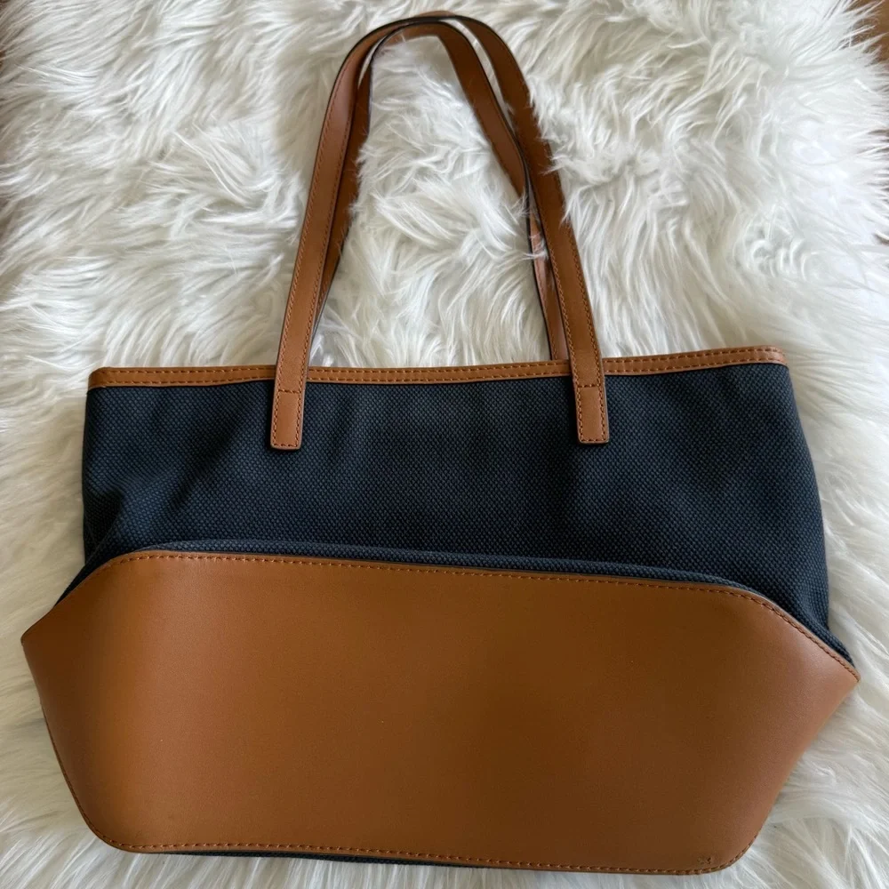 🔥Michael Kors | Navy Blue & Brown Shoulder Bag with Zip Closure and Storage